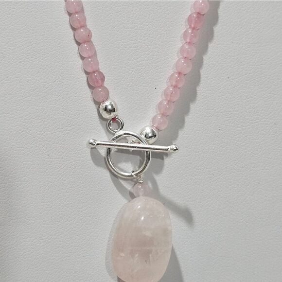 NWOT, ROSE QUARTZ BEADED NECKLACE - Picture 3 of 4